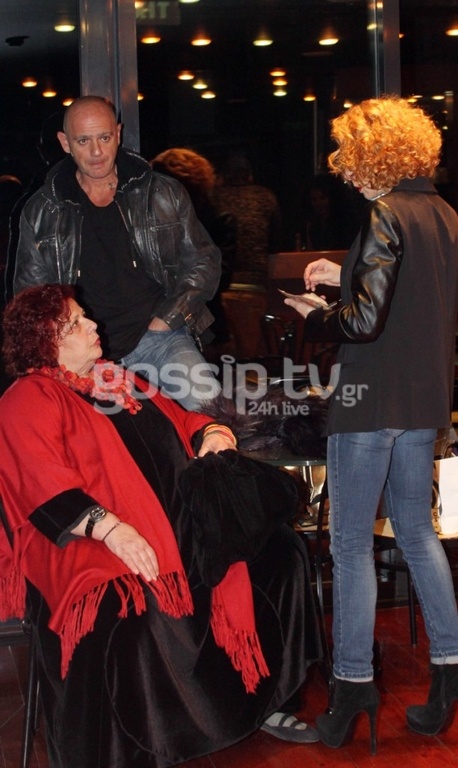 Την «τσακώσαμε» με το σύντροφο και τη μαμά της στο θέατρο