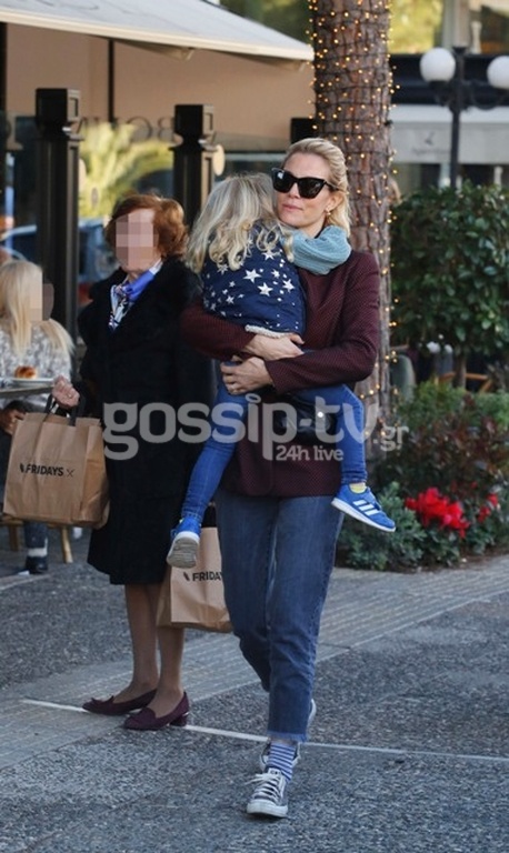 Βίκυ Καγιά: Βόλτα και αγκαλιές με την κόρη της Μπιάνκα!