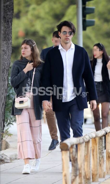 Τους τσακώσαμε αγκαλιά και χεράκι χεράκι στη Βουλιαγμένη