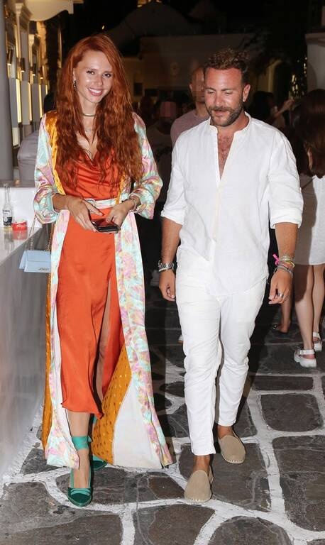 Έβελυν ΚαζαντζόγλουΤο fashion icon, το τίμιο, το Μυκονιάτικο. Αυτός είναι ο χαρακτηρισμός μας για την εμφάνιση αυτή της Έβελυν Καζαντζόγλου. Έπαιξε με τους χρωματισμούς και το δέκα με τόνο, είναι όλο δικό της.