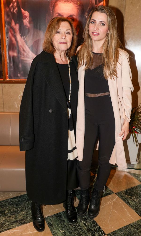 Θέατρο Πτι Παλαί-Επίσημη πρεμιέρα "Έξι μαθήματα χορού σε έξι εβδομάδες"