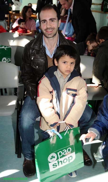 Ο Άγιος Βασίλης ντύθηκε... στα πράσινα για καλό σκοπό