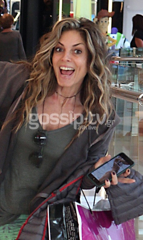 Περήφανη για το κορμί που «έχτισε» έβαλε φόντο στο κινητό φωτό της με μαγιό