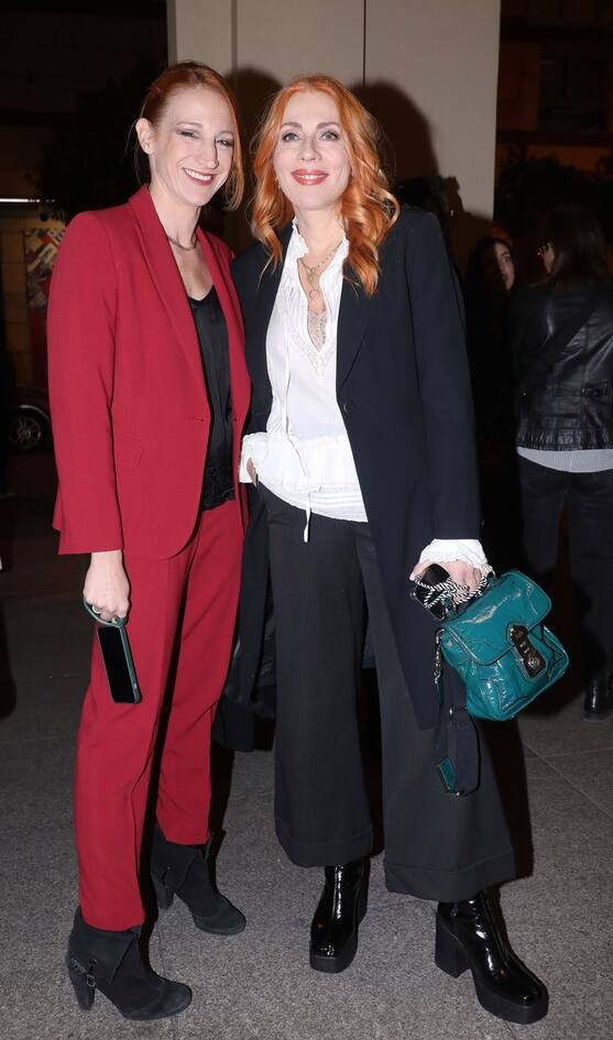 ΣΜΑΡΑΓΔΑ ΚΑΡΥΔΗ Αυτή η γυναίκα δεν θα μεγαλώσει ποτέ. Η αλλαγή που έκανε στα μαλλιά της μας αρέσει πολύ και το στυλ της είναι πάντα τόσο κομψό και παράλληλα cool. Σμαράγδα τέλειο το ασπρόμαυρο σύνολο σου!α βλέμματα.