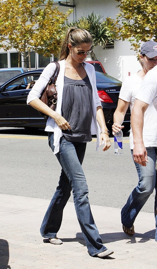 Φουσκώνει η κοιλίτσα της