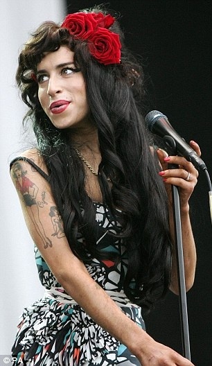 Το συγκλονιστικό βιβλίο της μητέρας της Amy Winehouse και οι αποκαλύψεις!