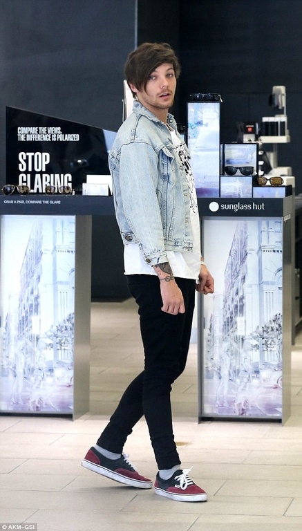 Συνελήφθη γνωστός τραγουδιστής μετά από επίθεση σε φωτογράφο