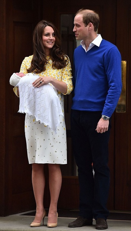Kate Middleton-Πρίγκιπας Γουίλιαμ: Βγήκαν από το μαιευτήριο με την κόρη τους (φωτο)
