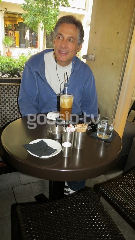 Θάνος Καληώρας: Απολαμβάνει τον καφέ του στο Κολωνάκι