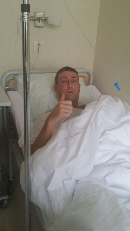 Τραγουδιστής του X Factor σόκαρε τους θαυμαστές του με τις φωτογραφίες του από το νοσοκομείο