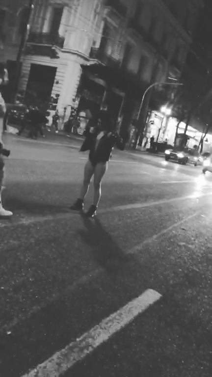 Γνωστή ηθοποιός ποζάρει ημίγυμνη στη μέση κεντρικής λεωφόρου των Αθηνών