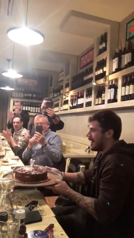 Άκης Πετρετζίκης: Γενέθλια με φίλους – Πόσο χρονών έγινε;