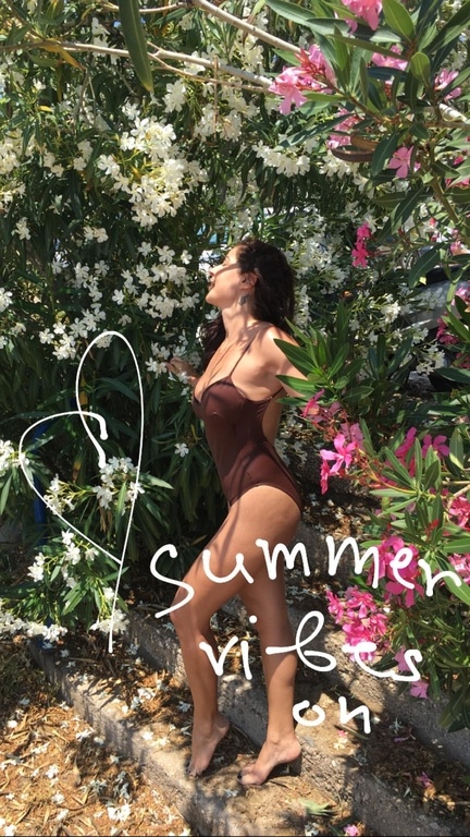 Ελληνίδα τραγουδίστρια προκαλεί «εγκεφαλικά» με το σέξι της μαγιό