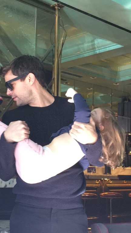 Αποστόλης Τότσικας: Παιχνίδια με τα παιδιά του σε έξοδό τους (φωτο)