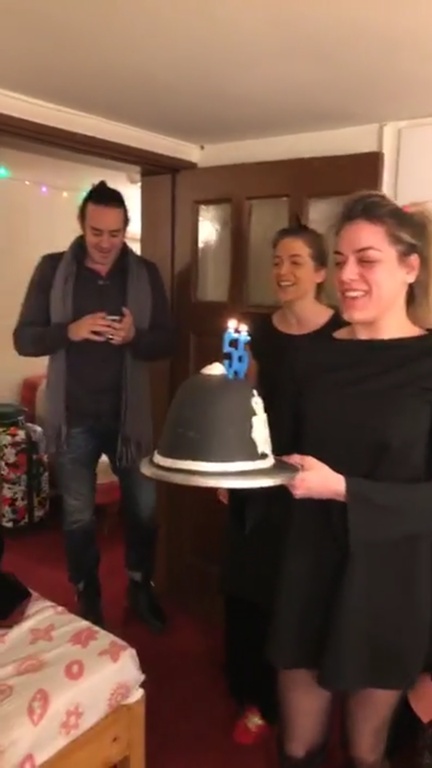 Πέτρος Φιλιππίδης: Η τούρτα – έκπληξη στο καμαρίνι του