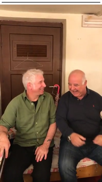 Πέτρος Φιλιππίδης: Η τούρτα – έκπληξη στο καμαρίνι του