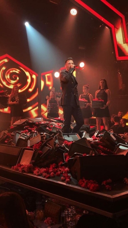 Μεγάλη «ζημιά»! Τον… έθαψαν στην πίστα με πανέρια από λουλούδια στην πρεμιέρα του! 