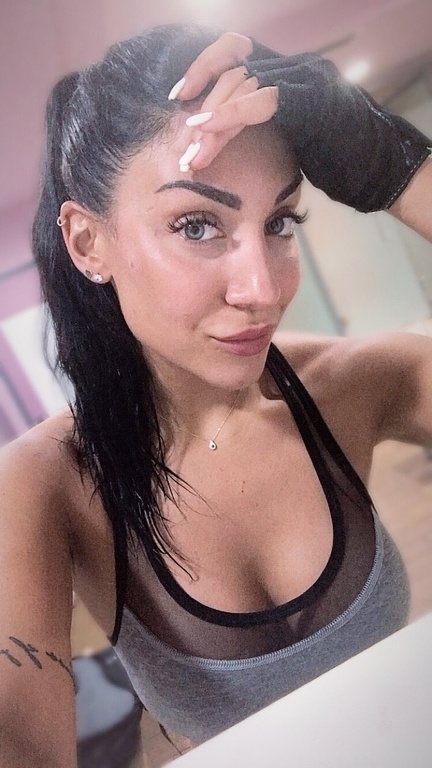 Survivor 2: Οι sexy πόζες της Φελίσια Τσαλαπάτη στην Μύκονο