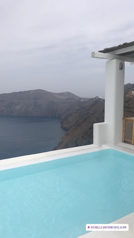 Τριήμερο στη Σαντορίνη για σέξι κυρία της σόουμπιζ