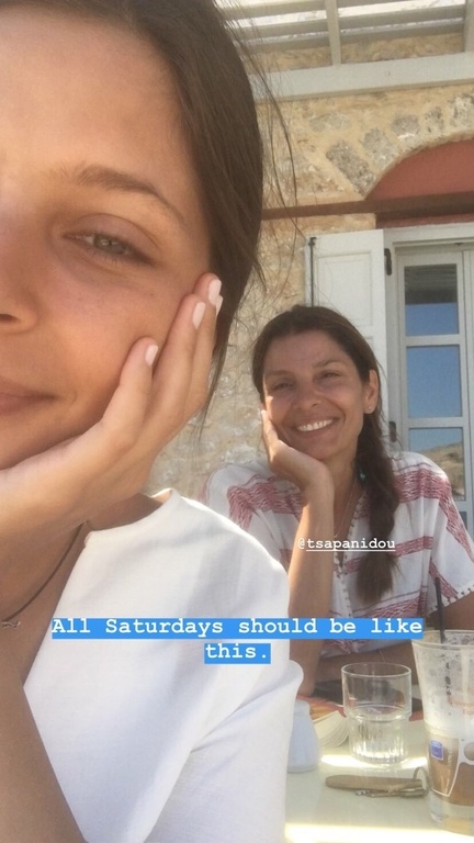 Η Πόπη Τσαπανίδου κάνει διακοπές με τις κόρες της (φωτο)