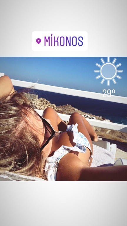 Απολαμβάνοντας τις βουτιές της στη Μύκονο