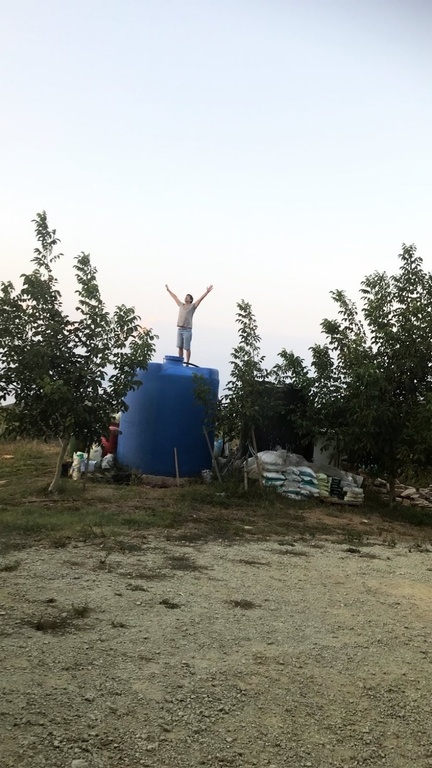 Ο Burak Hakki μας δείχνει το κτήμα του