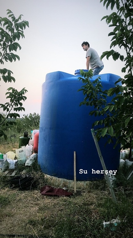 Ο Burak Hakki μας δείχνει το κτήμα του