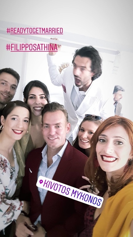 Γάμος Οικονομάκου – Μιχόπουλου: Οι πρώτες εικόνες. Η νύφη έφτασε με σκάφος στην εκκλησία