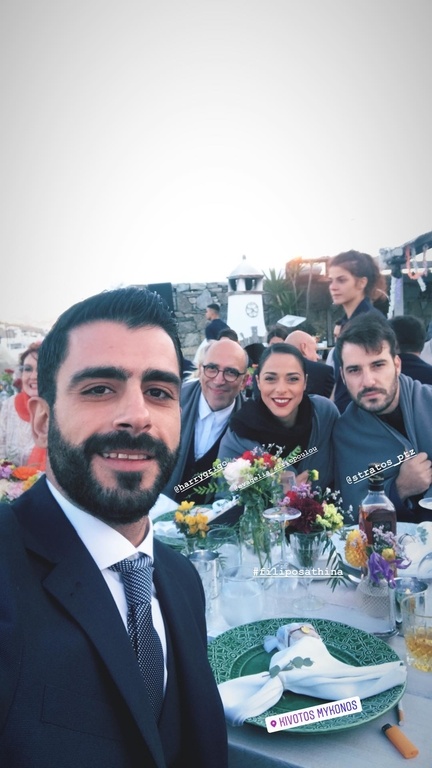 Γάμος Οικονομάκου – Μιχόπουλου: Με κουβέρτες στις πλάτες οι καλεσμένοι στη δεξίωση