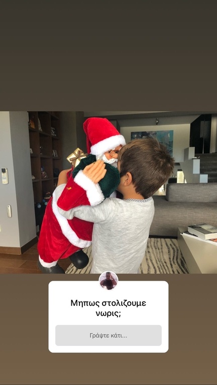 Γιώργος Λιάγκας: Στόλισε το σπίτι του για τα Χριστούγεννα μαζί με τους γιους του