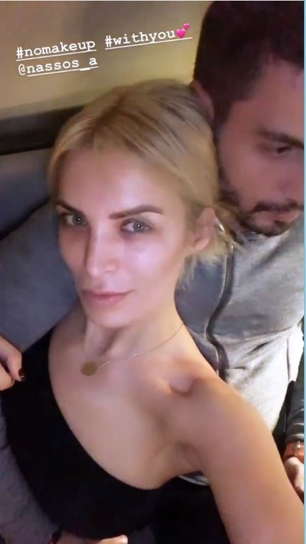 Κατερίνα Καινούργιου: Ποζάρει εντελώς αμακιγιάριστη στην αγκαλιά του συντρόφου της