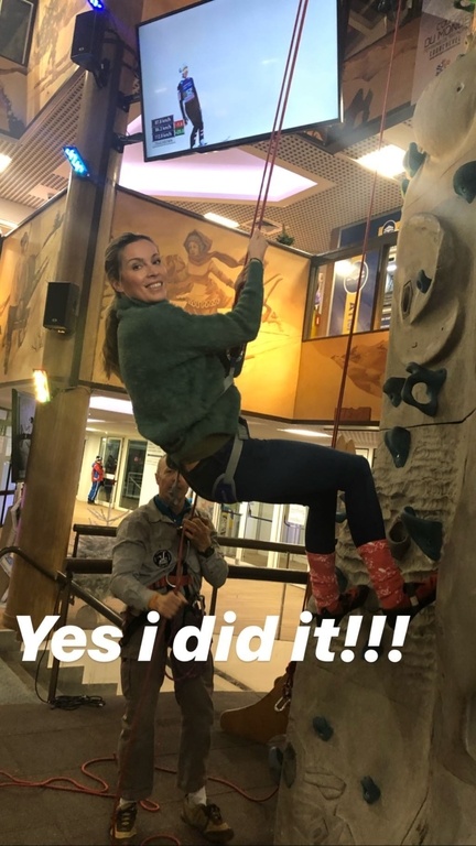 Κι όμως κατάφερε να σκαρφαλώσει! Ποια είναι η επώνυμη μανούλα;