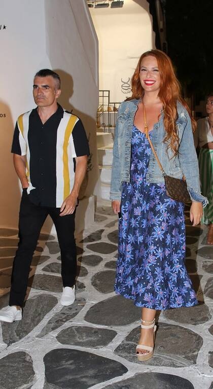 Σίσσυ Χρηστίδου Να χειροκροτήσουμε δυνατά να ακουστούμε μέχρι το νησί που βρίσκεται η Σίσσυ γιατί κάπου εδώ έχουμε την καλύτερη (με διαφορά) εμφάνιση αυτής της εβδομάδας. Σίσσυ τέλειο το φόρεμα, τέλειο το τζιν μπουφάν και θα αποδεχτούμε και την πλατφόρμα. Ναι, ναι!