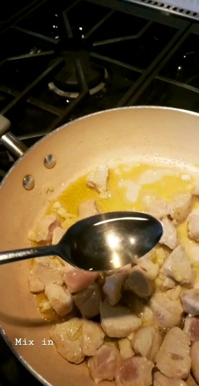 Γνωστή τραγουδίστρια μπήκε στην κουζίνα και μας άνοιξε την όρεξη