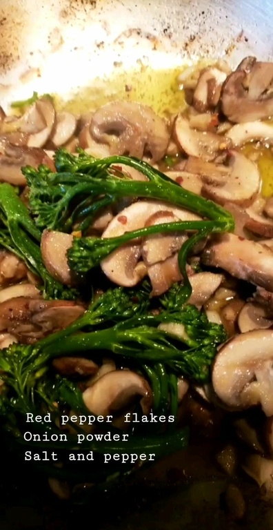 Γνωστή τραγουδίστρια μπήκε στην κουζίνα και μας άνοιξε την όρεξη