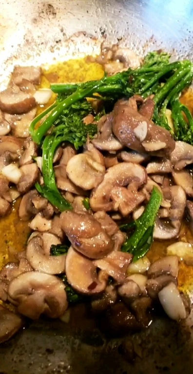 Γνωστή τραγουδίστρια μπήκε στην κουζίνα και μας άνοιξε την όρεξη