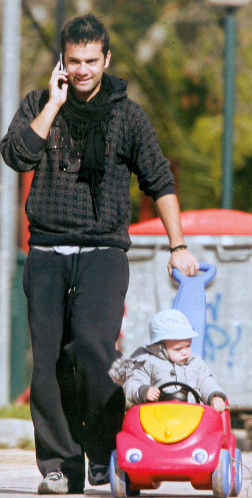 Θοδωρής Μαραντίνης: Πατέρας και γιος μαζί στην παιδική χαρά