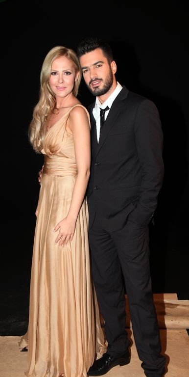 Δείτε ποια τραγουδίστρια έβαλε το ίδιο φόρεμα με τη Σκορδά μετά από μήνες