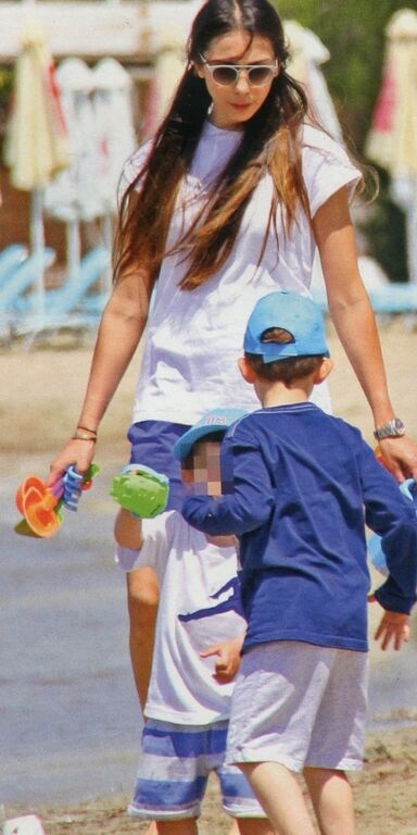 Κοκκίνου – Χοψονίδου: Στην παραλία με τα παιδιά τους!