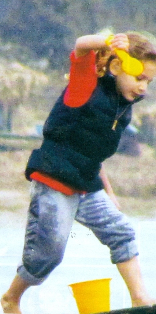 Παίζει με τα κουβαδάκια της η Αναστασία Ρουβά 