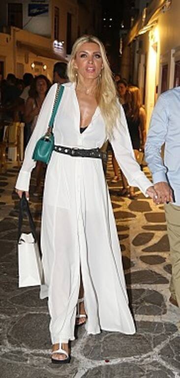 Κατερίνα Καινούργιου Ένα μάξι λευκό φόρεμα φόρεσε η όμορφη παρουσιάστρια για τις βόλτες της στα σοκάκια της Μυκόνου. Από τις πιο κομψές εμφανίσεις της.