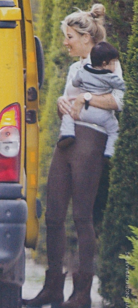 Φαίη Σκορδά: Αγκαλιά με το μικρότερο γιο της