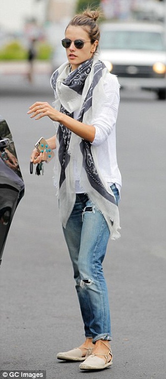 Και ύστερα σου λέει μοντέλο με στερήσεις! Διάσημη καλλονή «γονάτισε» μία σακούλα πατατάκια!