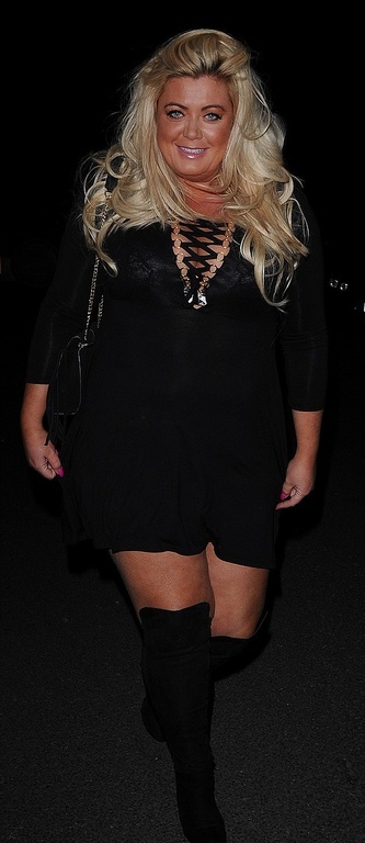 Μήπως σας στενεύει λίγο το φόρεμα κυρία μου;