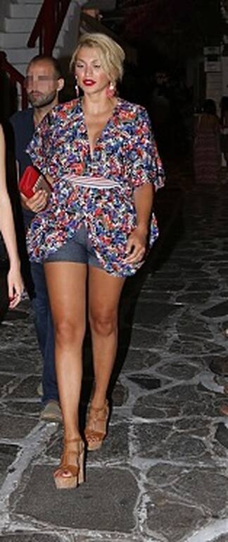 Κωνσταντίνα Σπυροπούλου Η γνωστή παρουσιάστρια επέλεξε για βραδινή της βόλτα στα σοκάκια της Μυκόνου ένα outfit, άψογο, για τις καλοκαιρινές μας εξορμήσεις. Θα το αντιγράψουμε!