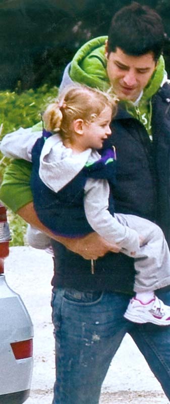 Ρουβάς-Ζυγούλη :Απογευματινή βόλτα με την κορούλα τους!