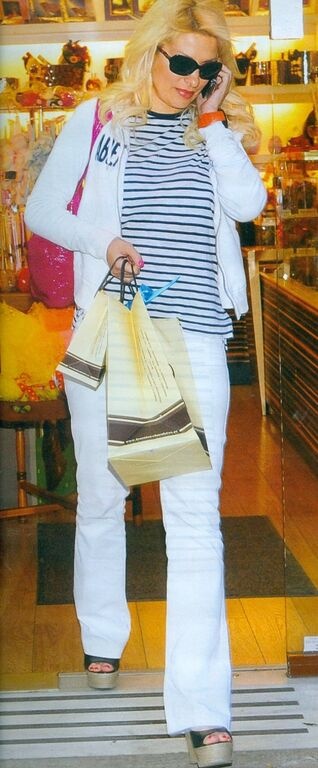 Ελένη Μενεγάκη: Διαλέγει λαμπάδα για το βαφτιστήρι της