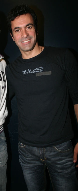 Quiz: Ποιος πολύ γοητευτικός παρουσιαστής μικρός υπήρξε παπαδοπαίδι;