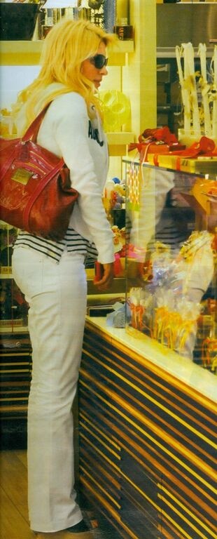 Ελένη Μενεγάκη: Διαλέγει λαμπάδα για το βαφτιστήρι της