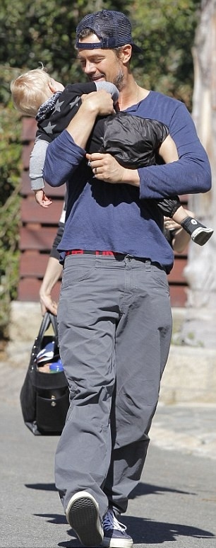 Josh Duhamel-Fergie: Βόλτα με τον γιο τους